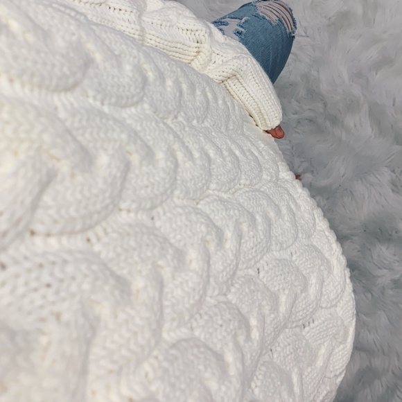 ๐ Ivory Chunky Knit Sweater - Picture 8 of 8